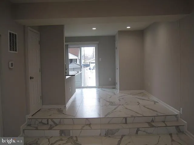 110 Villa Capri Cir — Photo 15