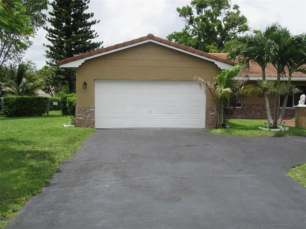 3 bed, 2.0 bath, 1800 sqft, $3,350 — Photo 1