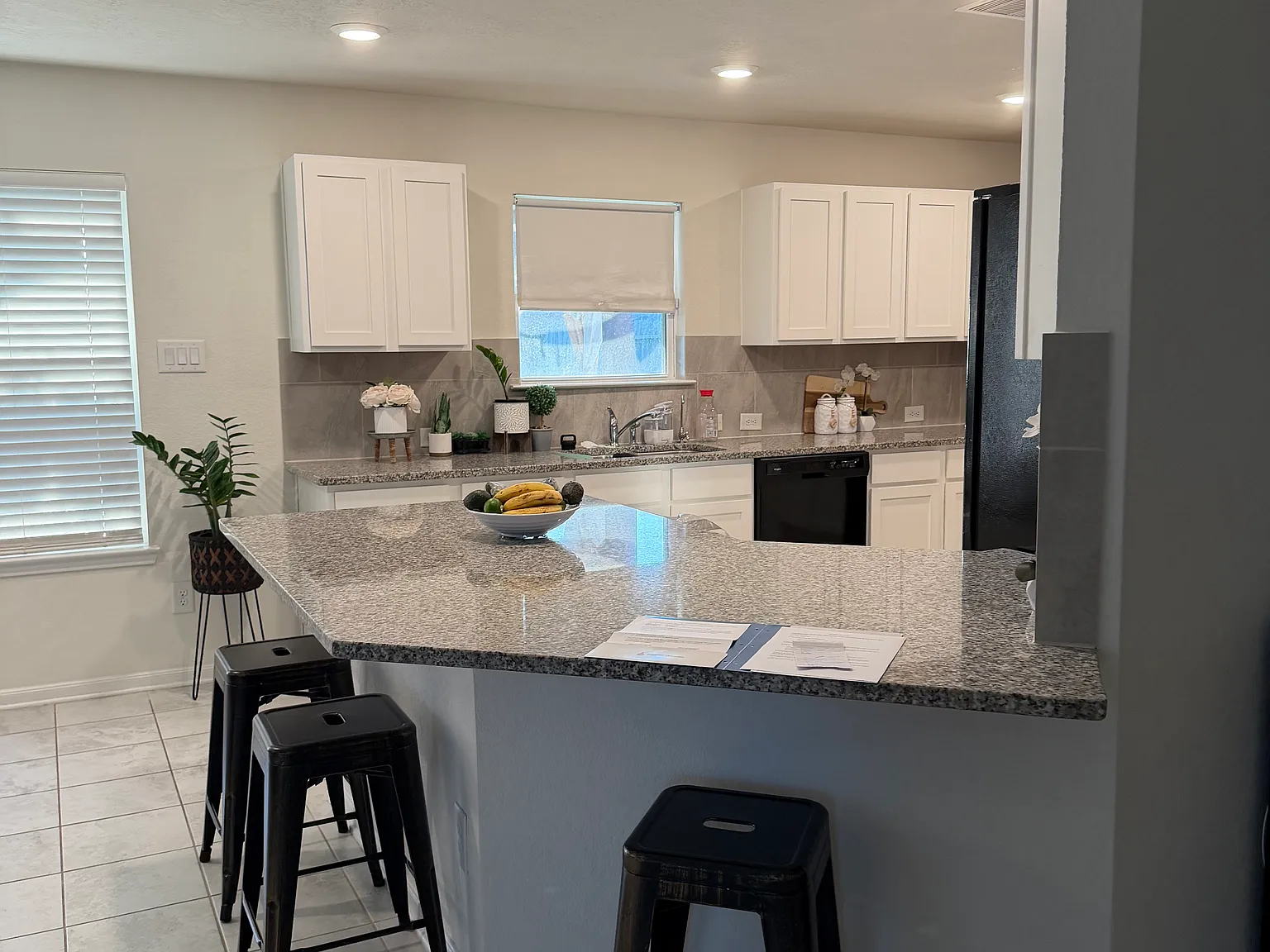 4 bed, 2.5 bath, 1729 sqft, $800 — Photo 4
