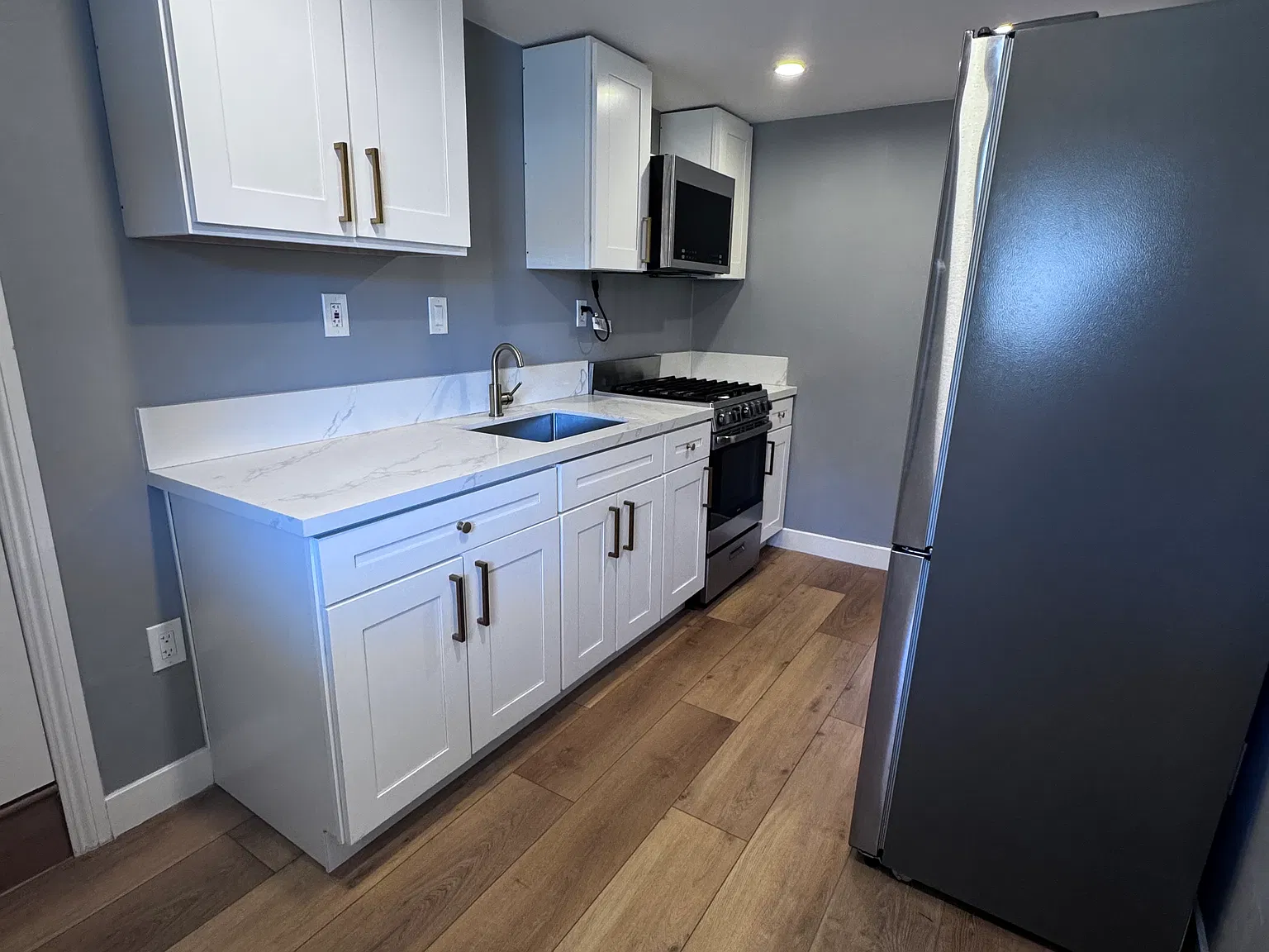 2 bed, 595 sqft, $2,400 — Photo 3