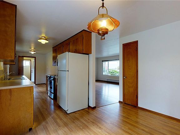 3rd image of 604 E Stanley St