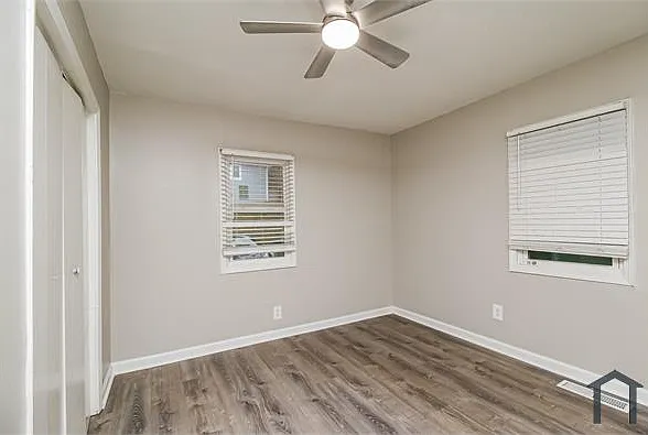 1097 Smith St SW — Photo 9