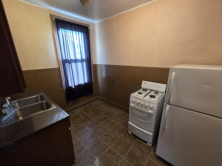 900 4th St #3 — Photo 3