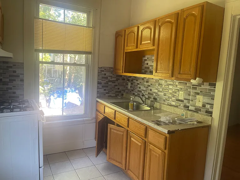 62 Montgomery St #1 — Photo 4