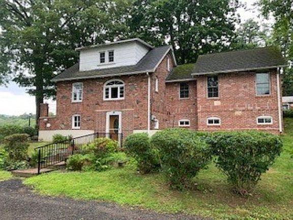 3rd image of 14 Lake Dr