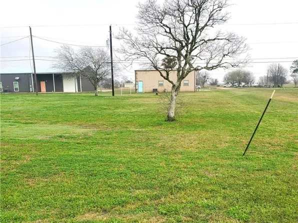 302 W Oakland Ave, Seadrift, TX 77983