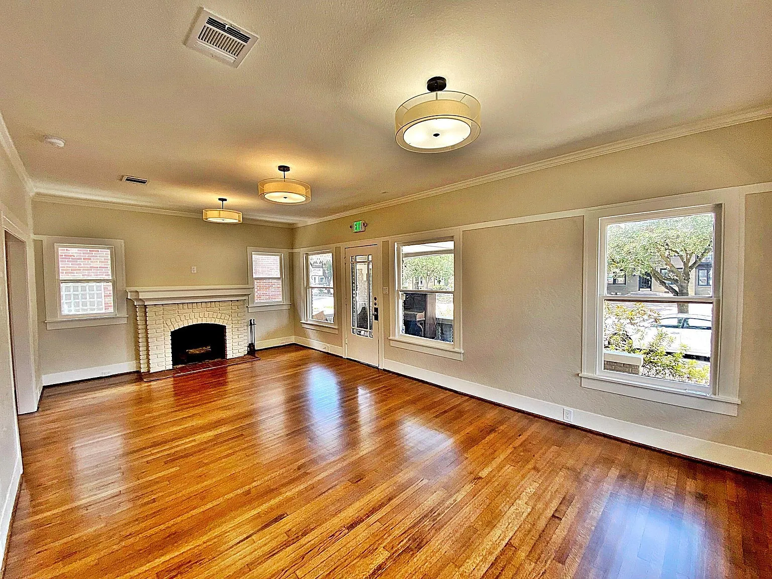 2 bed, 2.0 bath, 1597 sqft, $4,900 — Photo 4