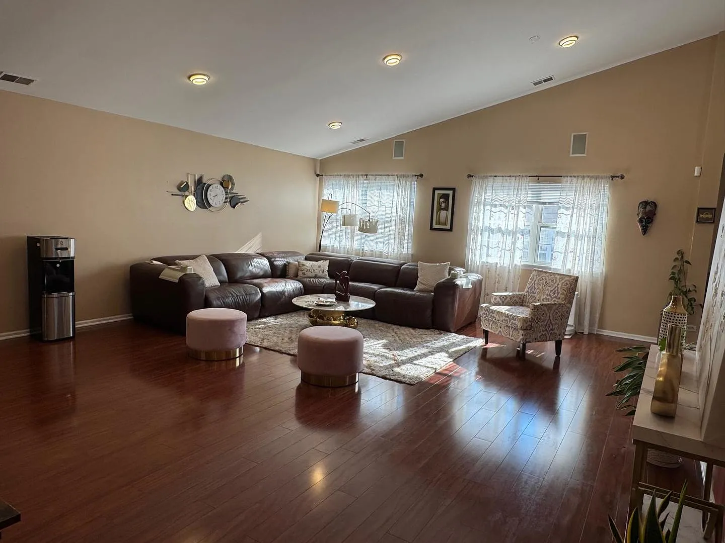 3 bed, 2440 sqft, $3,700 — Photo 3