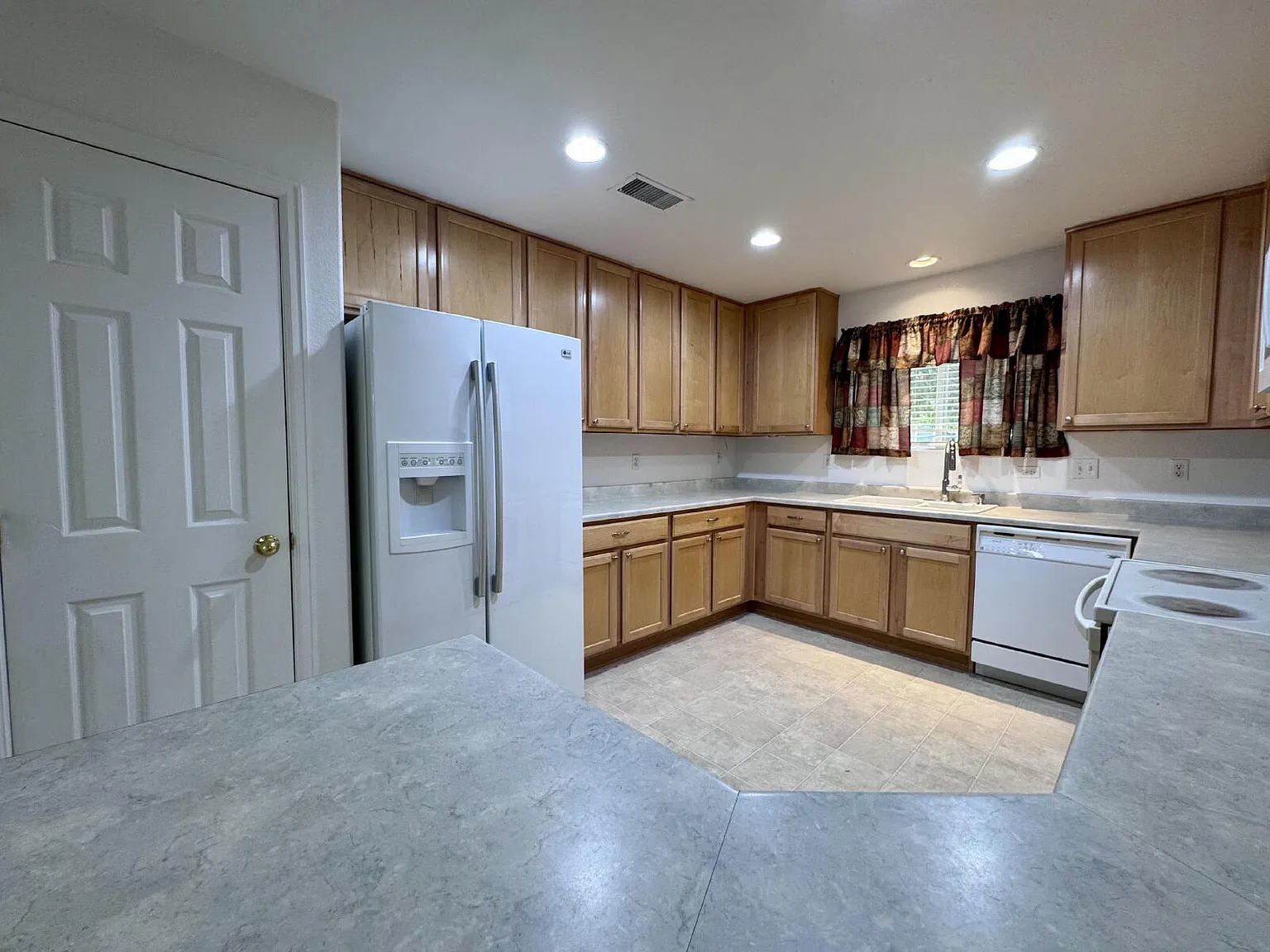 Spacious 3-Bed 2.5-Bath Townhouse — Photo 1