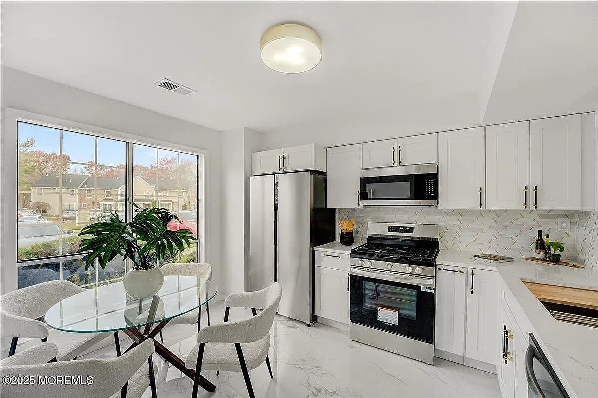 34 Portland Pl — Photo 2
