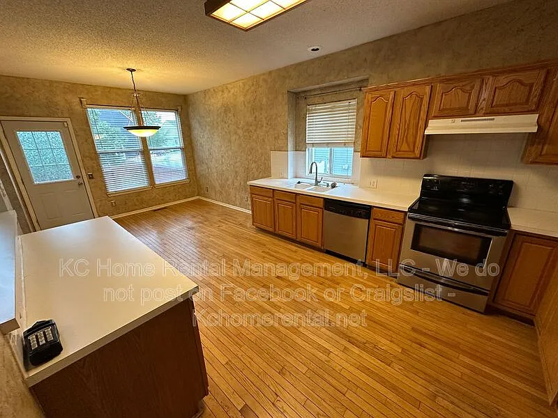 4 bed, 3.0 bath, 2547 sqft, $2,495 — Photo 3