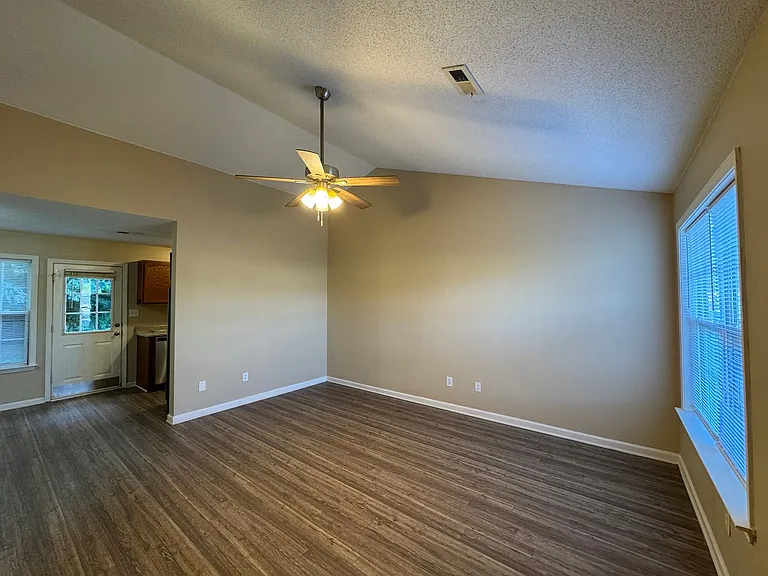 223 Faulkner Ct — Photo 6
