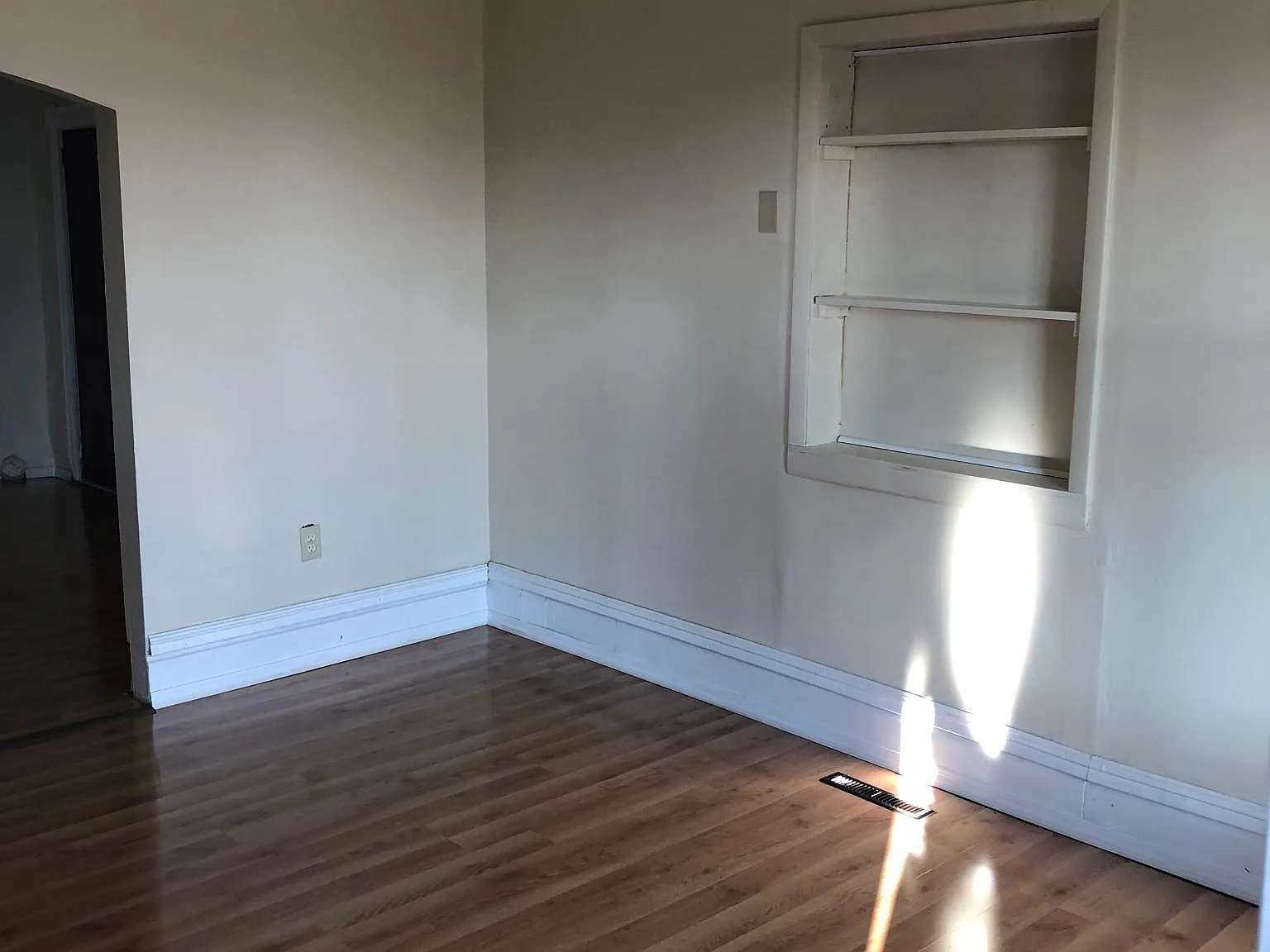 3 bed, 1100 sqft, $1,100 — Photo 4