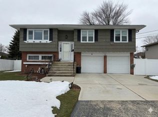 41 N Kings Avenue, Lindenhurst, NY 11757