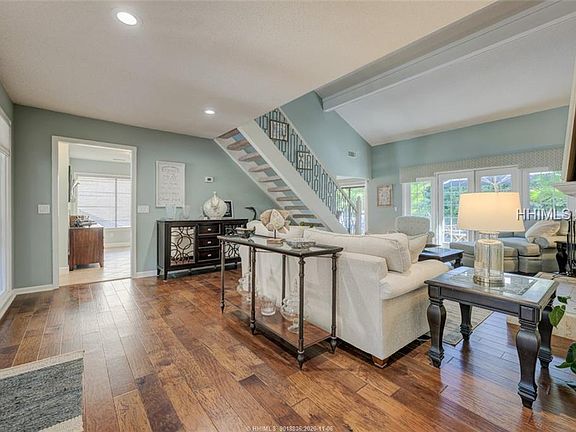 3rd image of 8 Acorn Ln
