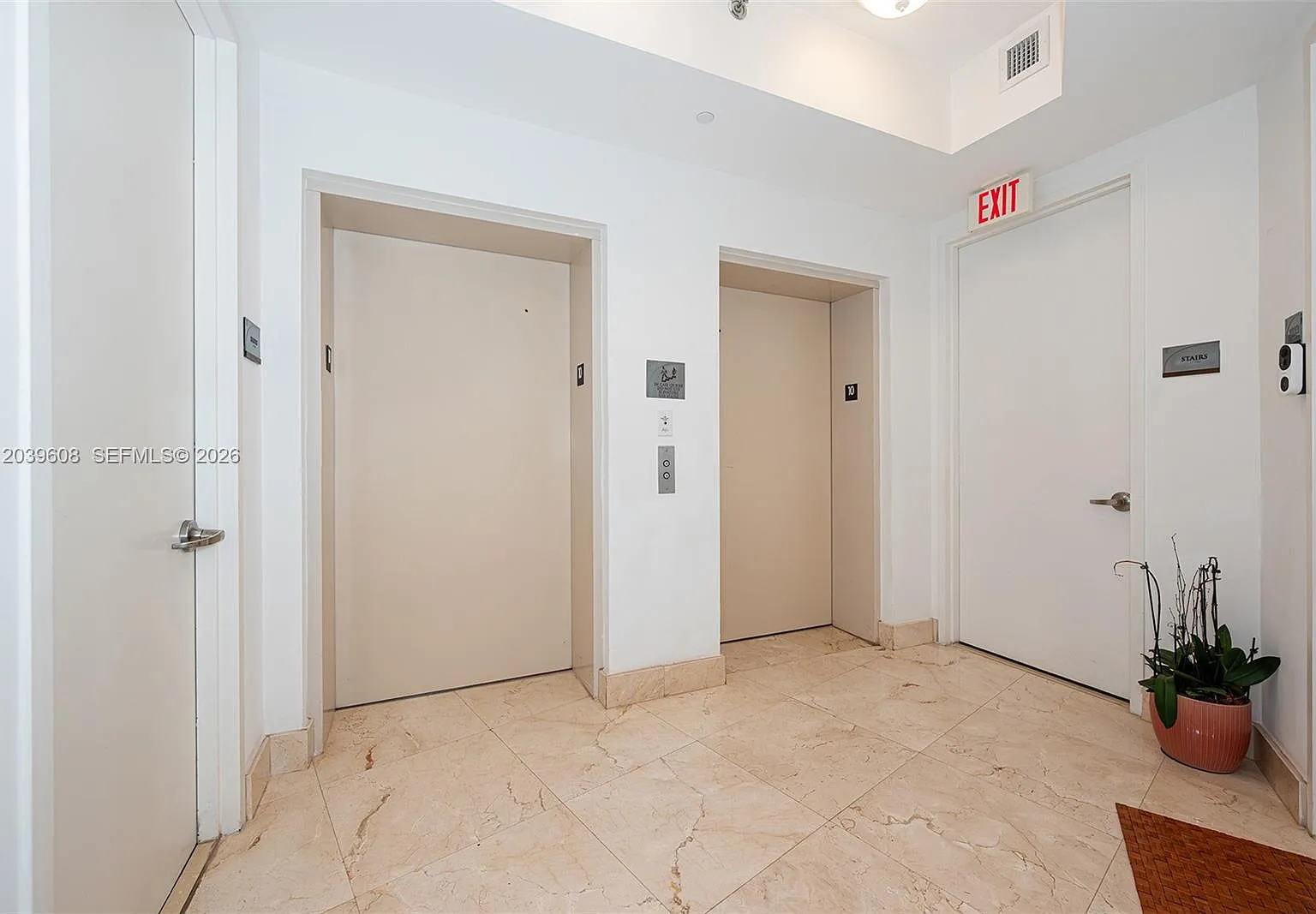 Tdr Tower I Condo — Photo 1