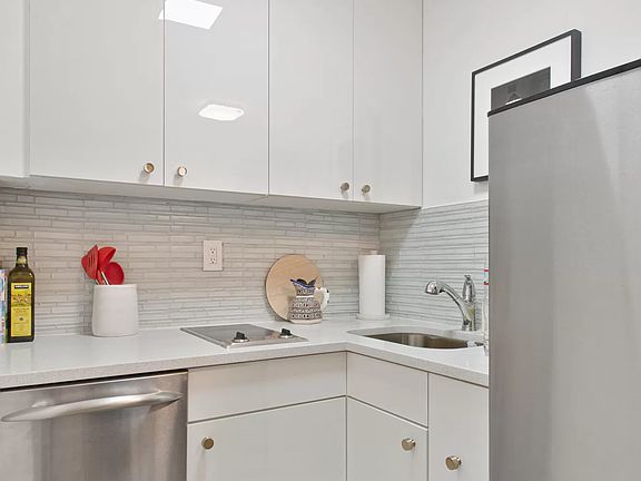 5th image of 146 W 57th St APT 32D