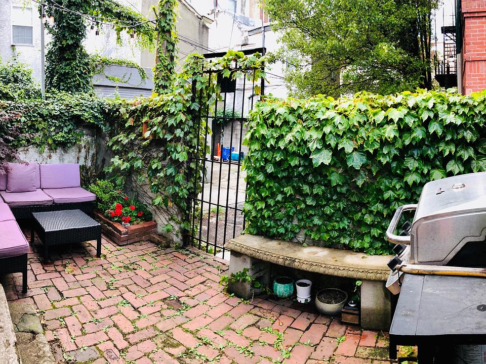 Private patio to Addison St. Great for BBQ/gatherings