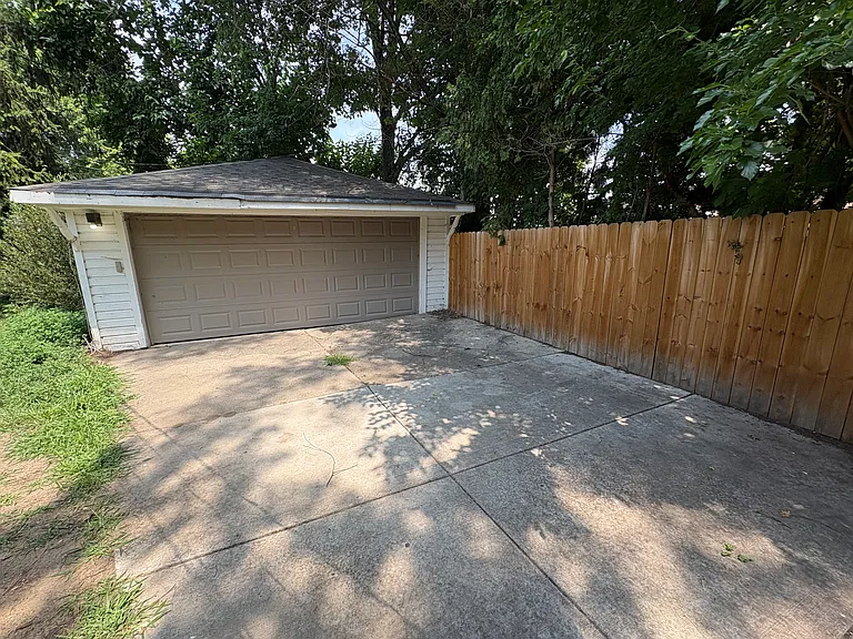 118 W Lawrence Ave — Photo 36