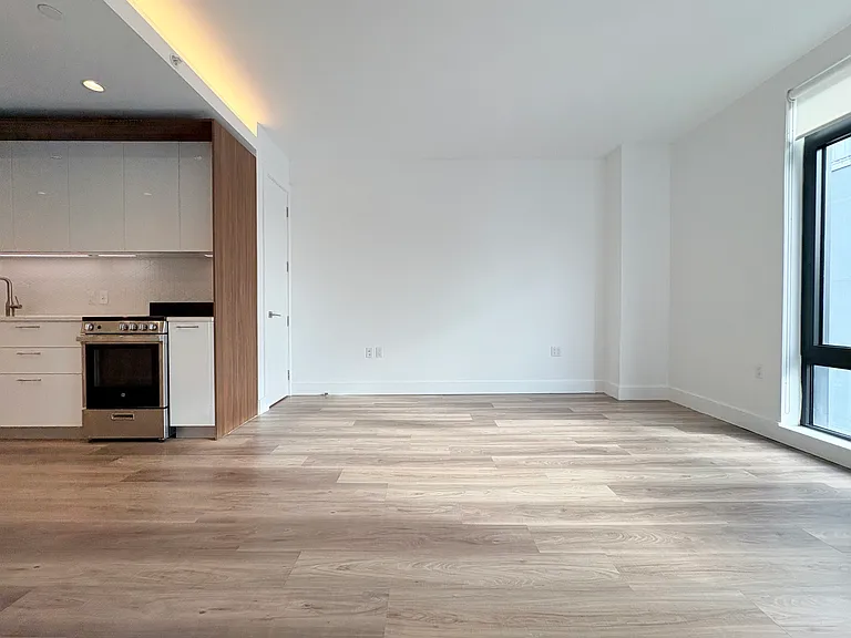 228 E 135th St #601 — Photo 2