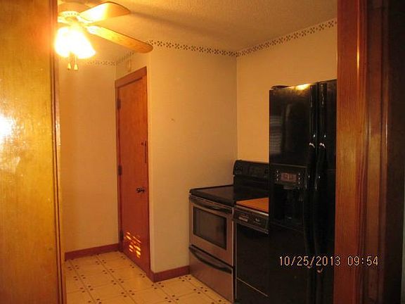 3rd image of 104 W Woodcox St