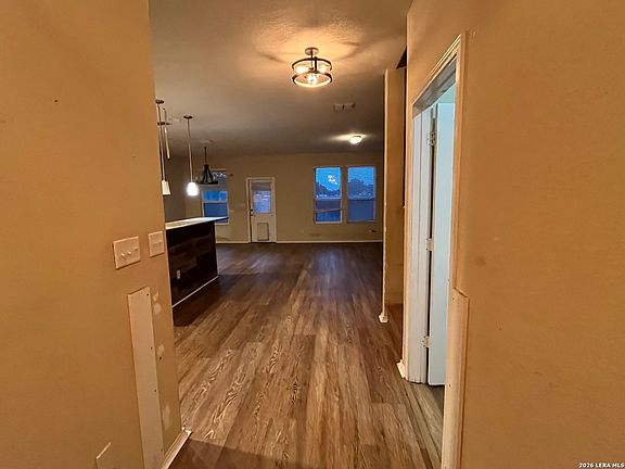 3rd image of 423 Rustic Willow