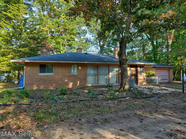400 Lakeshore Dr, Grass Lake, MI 49240