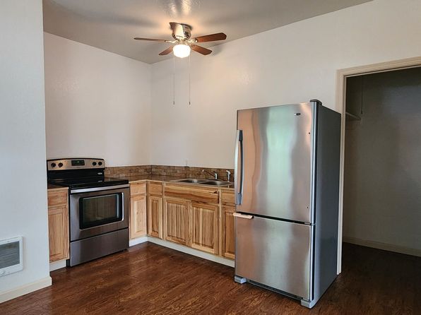 363 SW B Ave APT 2