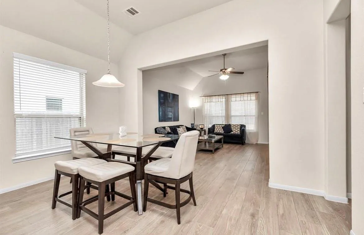 3 bed, 4.0 bath, 1698 sqft, $2,650 — Photo 4