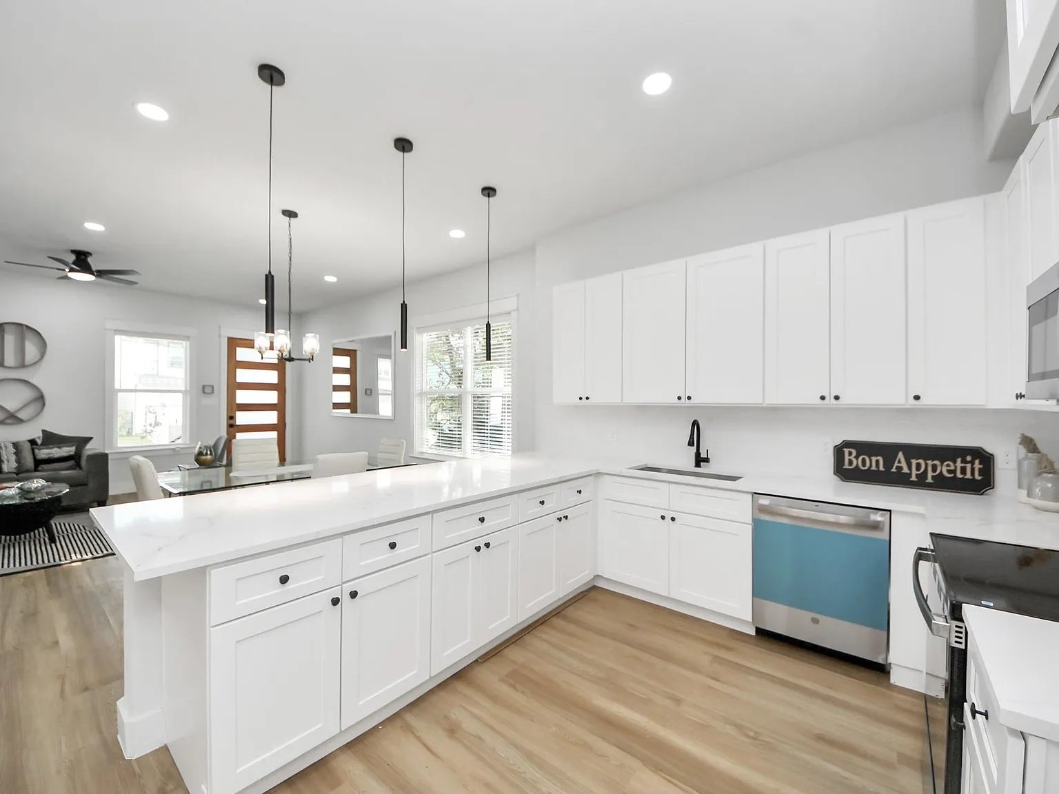 2 bed, 2.5 bath, 2736 sqft, $2,300 — Photo 4