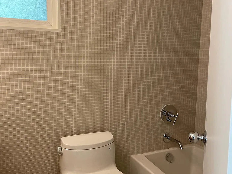 1101 N Ridge Pl — Photo 3