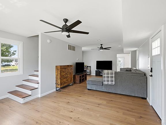 5th image of 432 Forest St