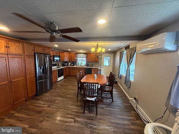 4th image of 412 E Railroad Ave