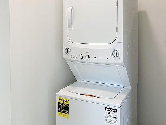 2nd image of 1054 W Cornelia Ave #202