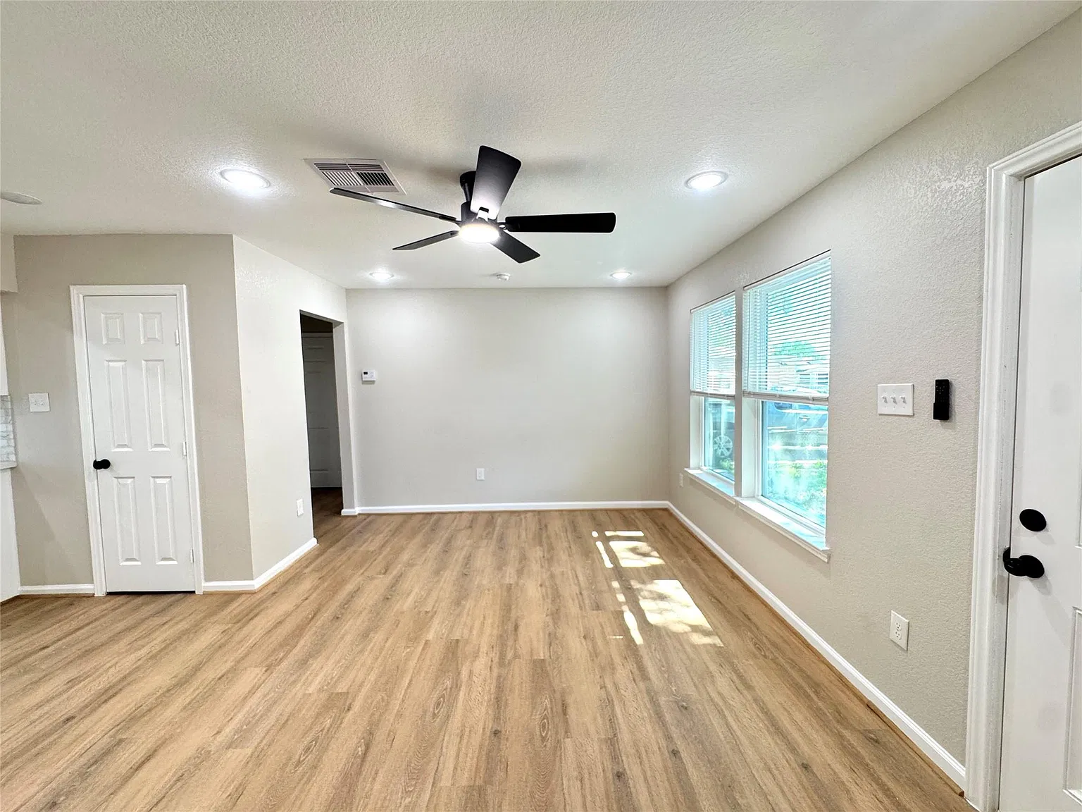 3 bed, 2.0 bath, 1057 sqft, $1,750 — Photo 3