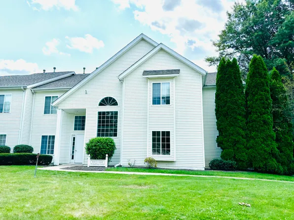 3001 Columbine Cir APT F, Valparaiso, IN 46383