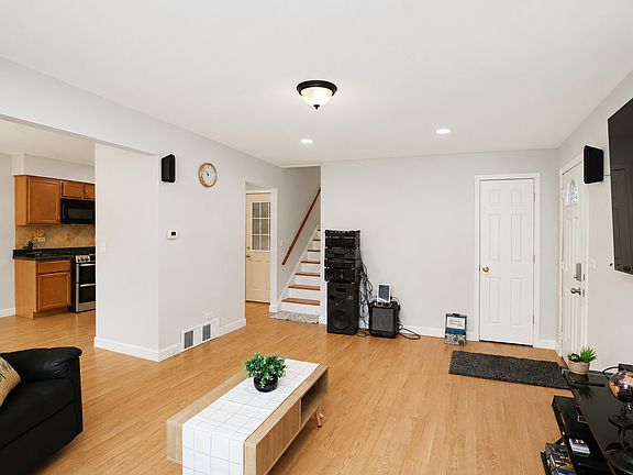 5th image of 136 N May St