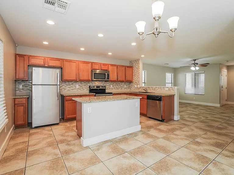 1146 E Hampton Ln — Photo 6