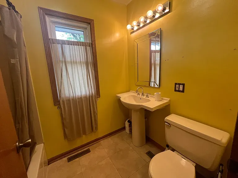 924 Custer St — Photo 6