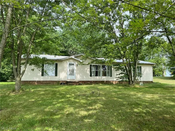 20265 Skyline Dr, Wellsville, OH 43968