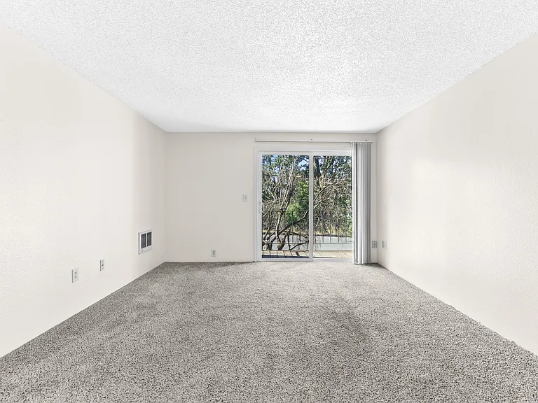 Charbern Apartments — Photo 16