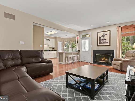 4th image of 5 Hay Pasture Ct
