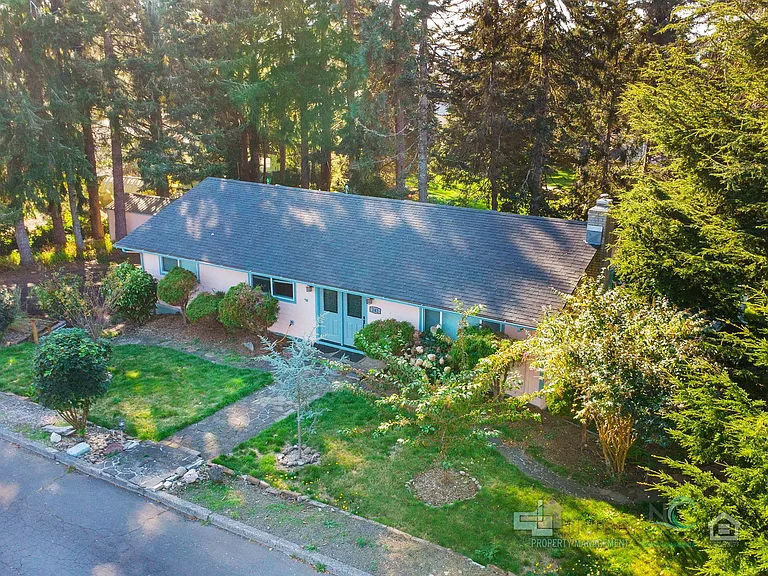 242 Hemlock St — Photo 3