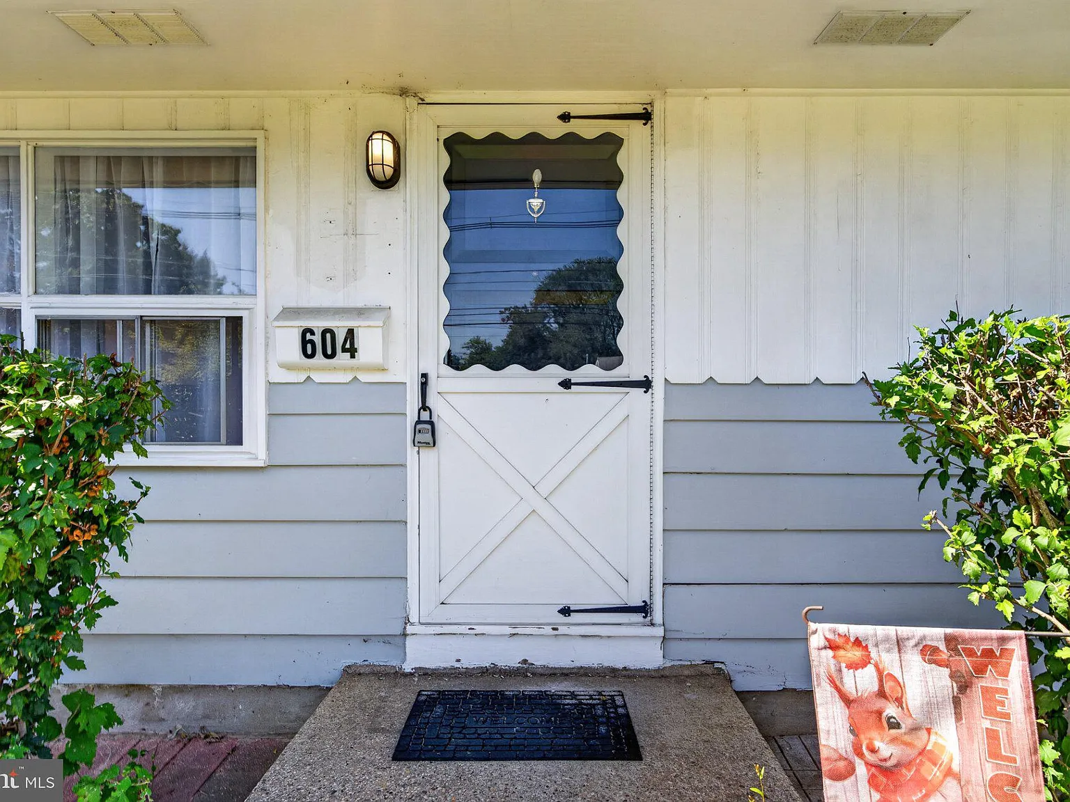 3 bed, 1.0 bath, 1134 sqft, $2,400 — Photo 3