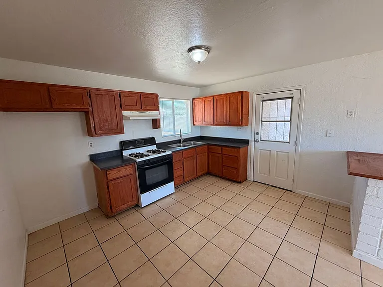 114 W Riley Dr — Photo 2