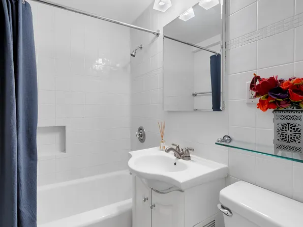 415 East 52nd Street 2AC image 5 of 5