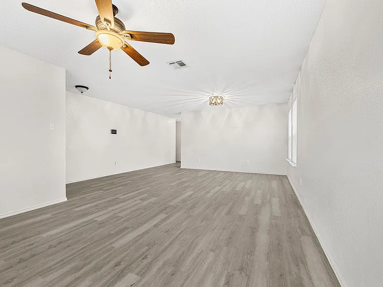 1005 Judy Ln — Photo 17