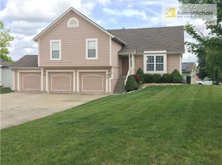 908 NE Sunshine Ct, Lees Summit, MO 64064