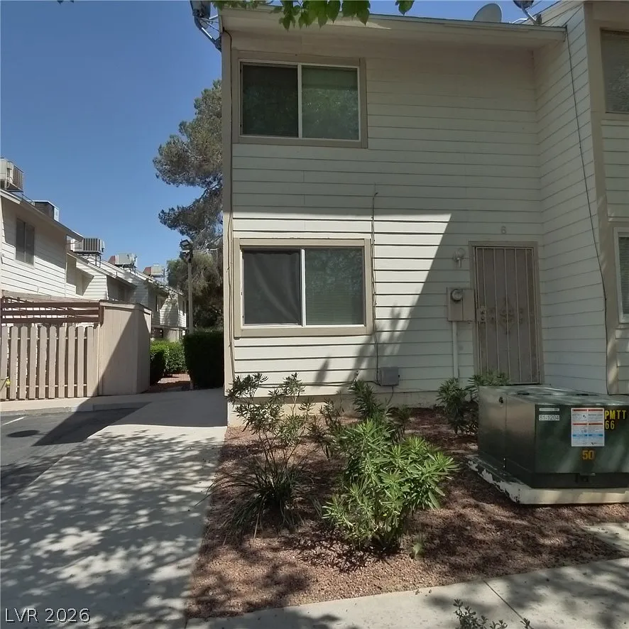 2 bed, 1.5 bath, 928 sqft, $1,175 — Photo 2