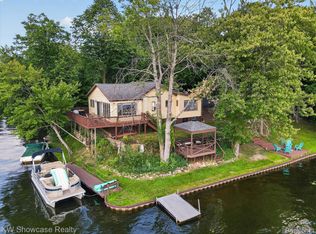 11438 Riverbank Ln, Pinckney, MI 48169